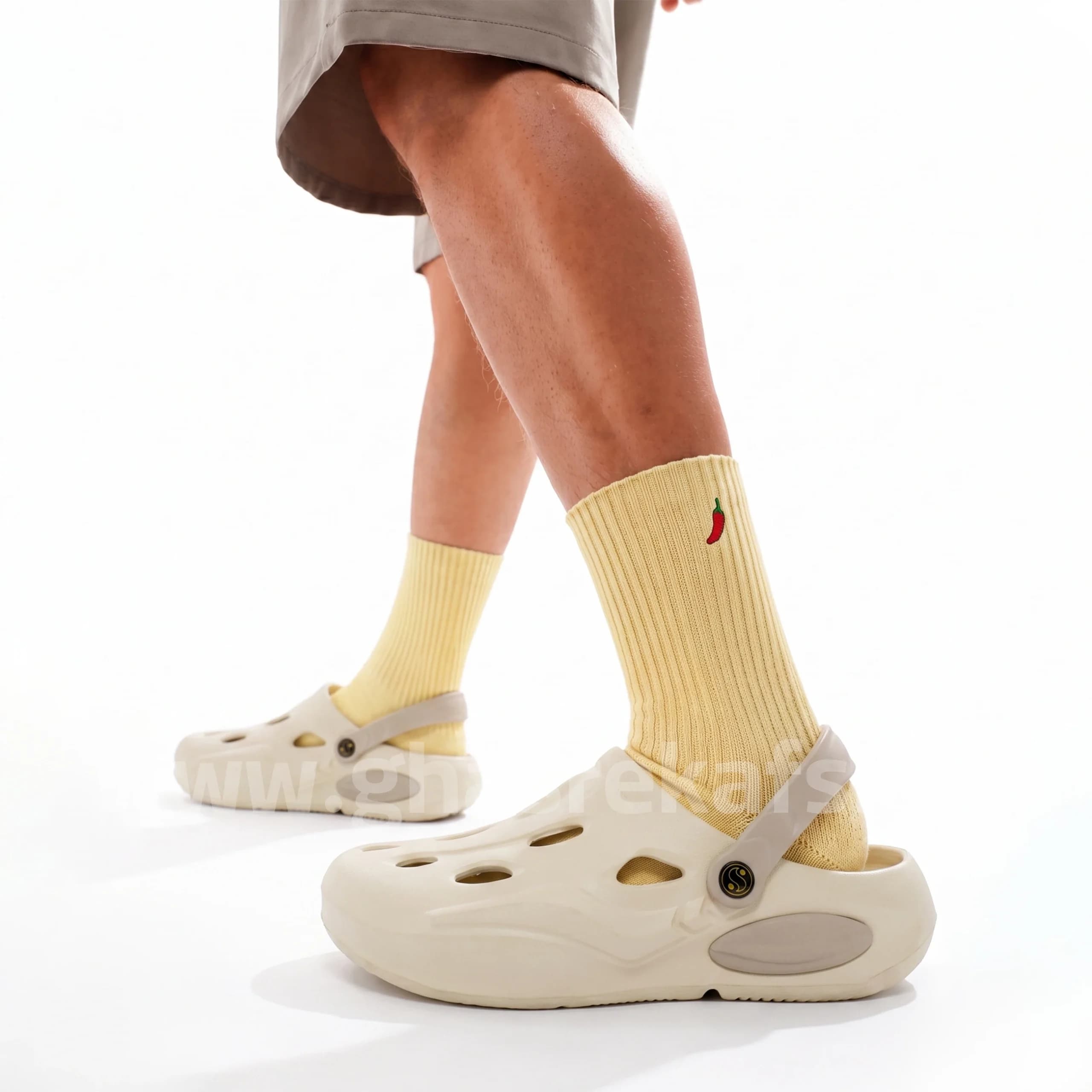 کراکس دمپایی مردانه مدل ساحلی لژدار crocs رنگ کرم روشن کد A8