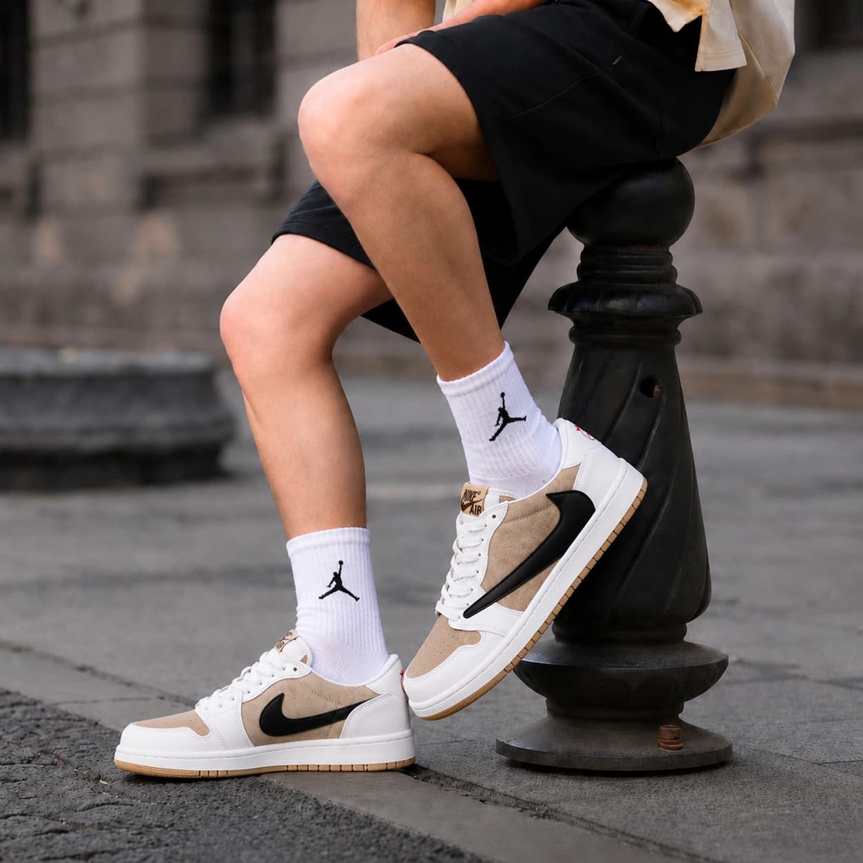 کفش کتونی مردانه نایک جردن وان تراویس JORDAN 1 Travis رنگ کرم سفید کد 2275