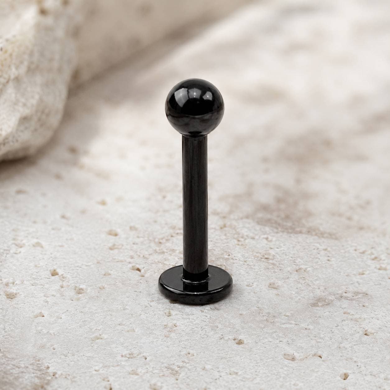 پیرسینگ لب مشکی توپی با پشت تخت | مدل Labret مینیمال