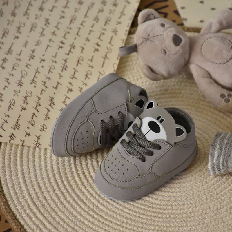 کفش نوزادی بندی پسرانه طرح برگهای خرس طوسی نیلو بیبی Nilu Baby — تصویر ۶