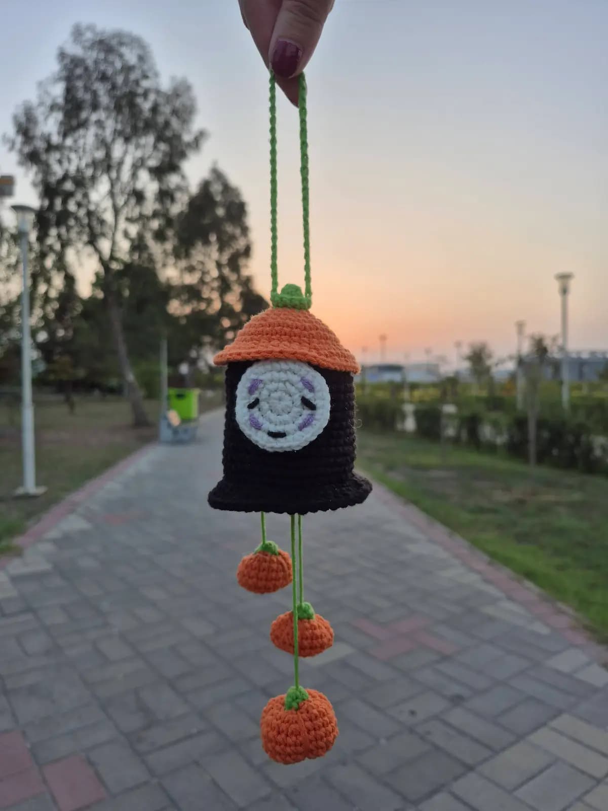 آویز بافتنی نو فیس در شهر اشباح — تصویر ۲