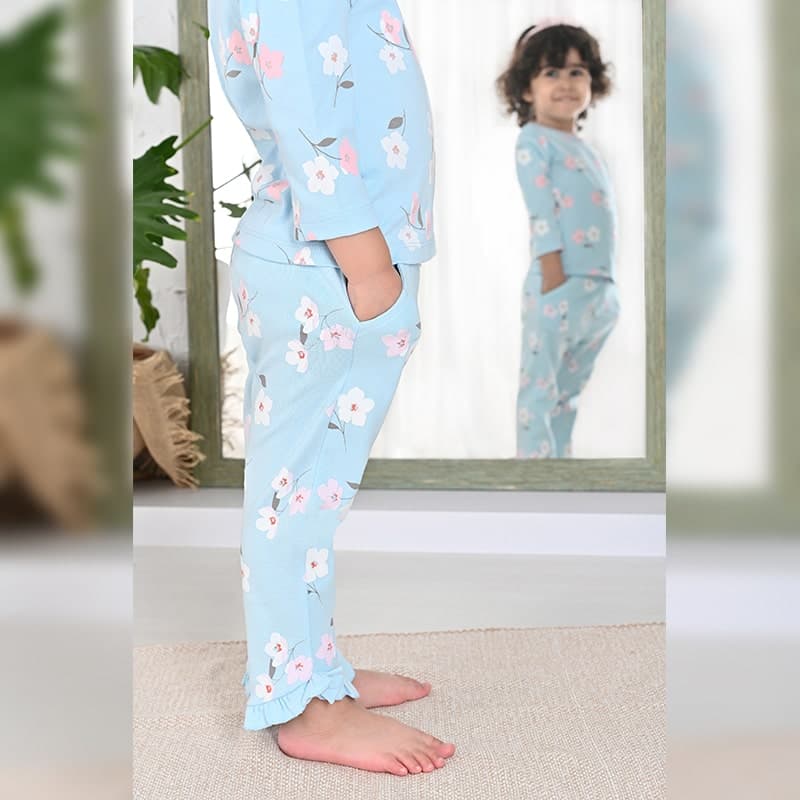 ست لباس دو تکه بلوز آستین بلند و شلوار گل دار آبی نوزاد دخترانه طرح لاولی نیلی Nili Lovely — تصویر ۴