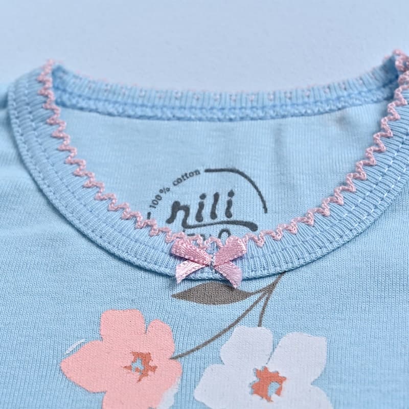 ست لباس دو تکه بلوز آستین بلند و شلوار گل دار آبی نوزاد دخترانه طرح لاولی نیلی Nili Lovely — تصویر ۵