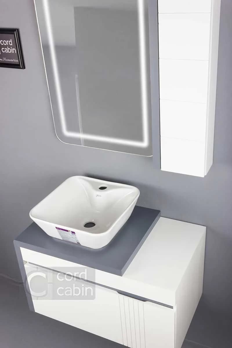 روشویی کابینتی و آینه باکس طرح پراتو سفید طوسی مربع سفید گاتریا — تصویر ۴