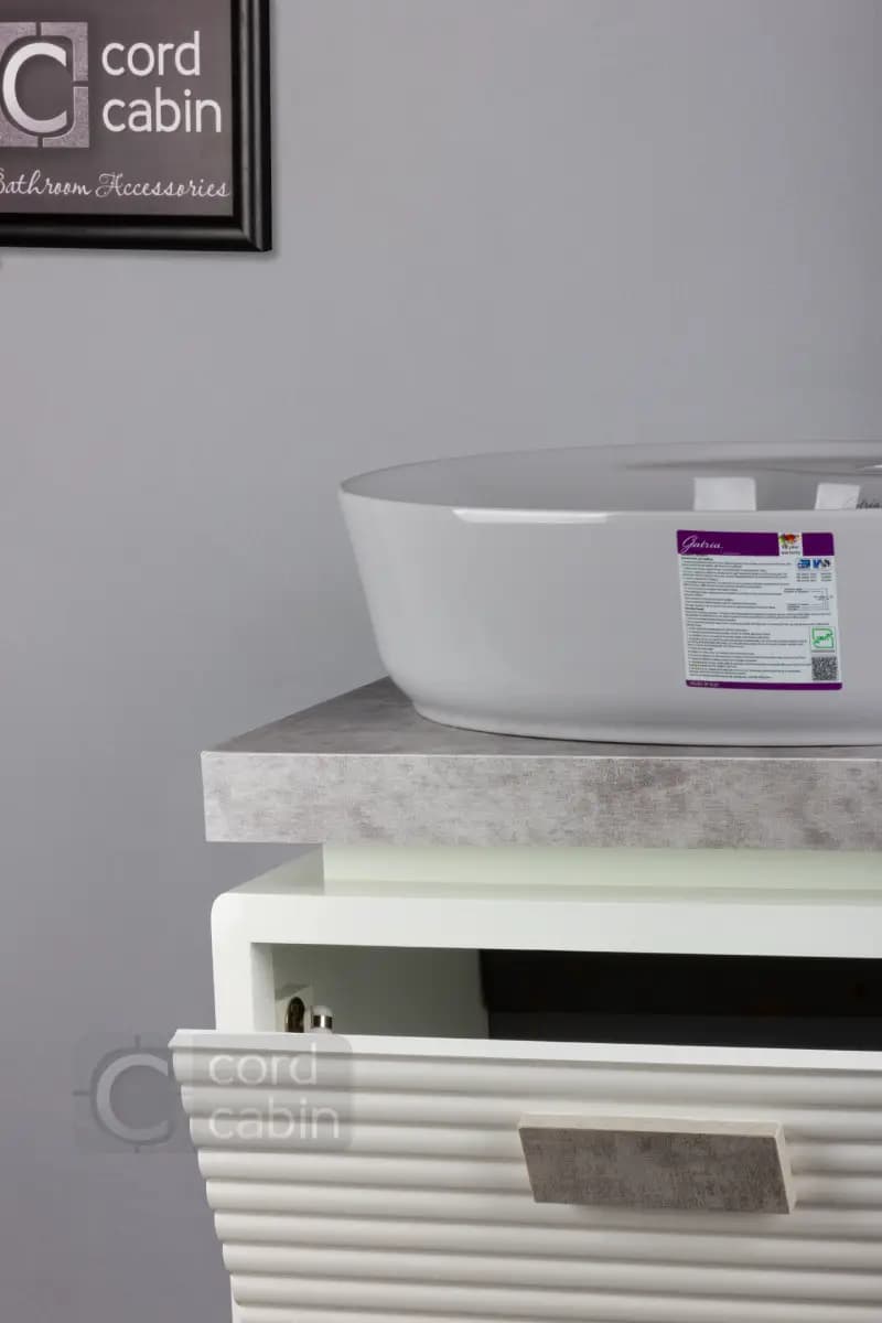 روشویی کابینت و آینه باکس طرح ریماک سفید پتینه با کاسه بیضی طوسی گاتریا — تصویر ۶