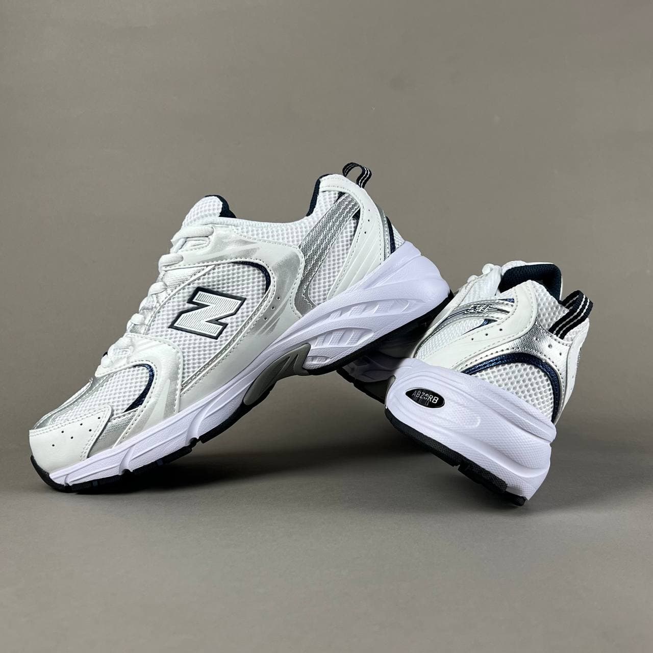 کتونی نیوبالانس530 سفید NewBalance مدل MR530SG — تصویر ۳