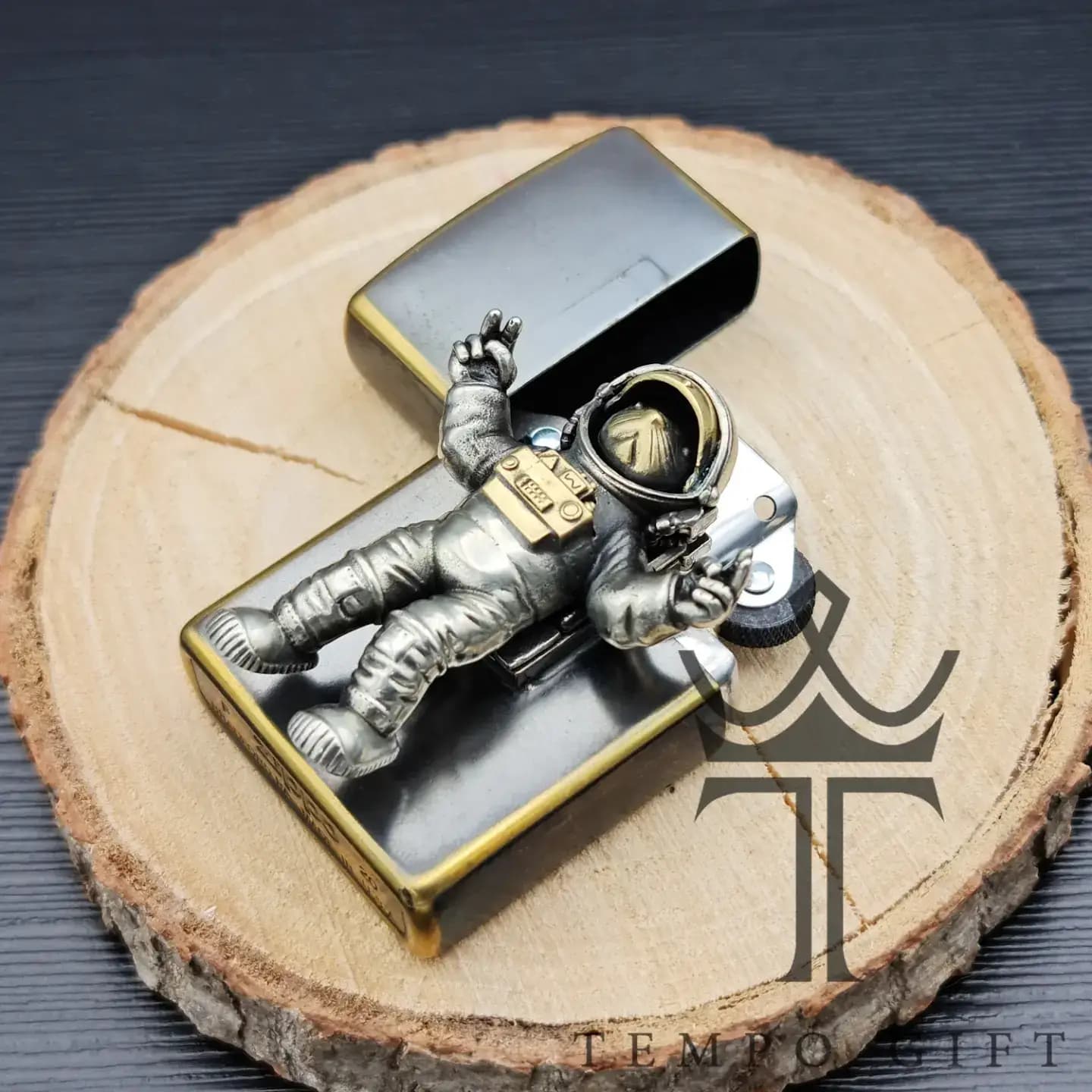 فندک بنزینی زیپو ZIPPO کلکسیونی موش فضانورد — تصویر ۳