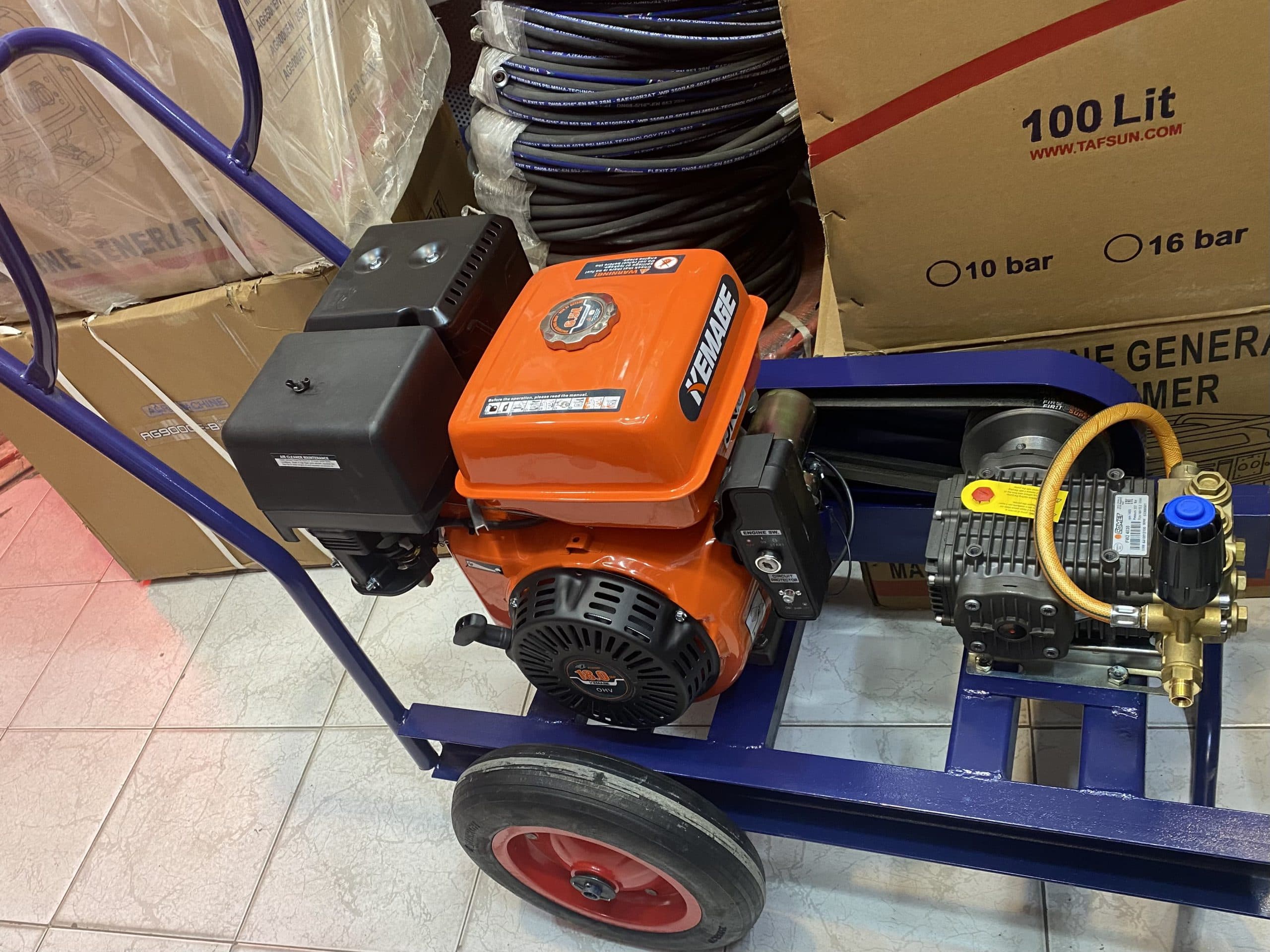 کارواش ۲۰۰ بار کومت ایتالیا با موتور بنزینی — تصویر ۴