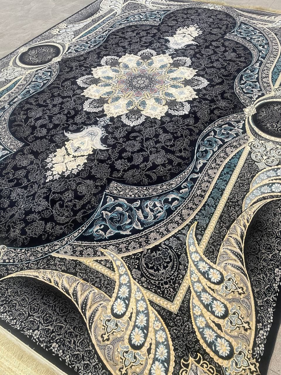 فرش آرتور سرمه ای 700 شانه تراکم 2550 ساده هشت رنگ — تصویر ۳