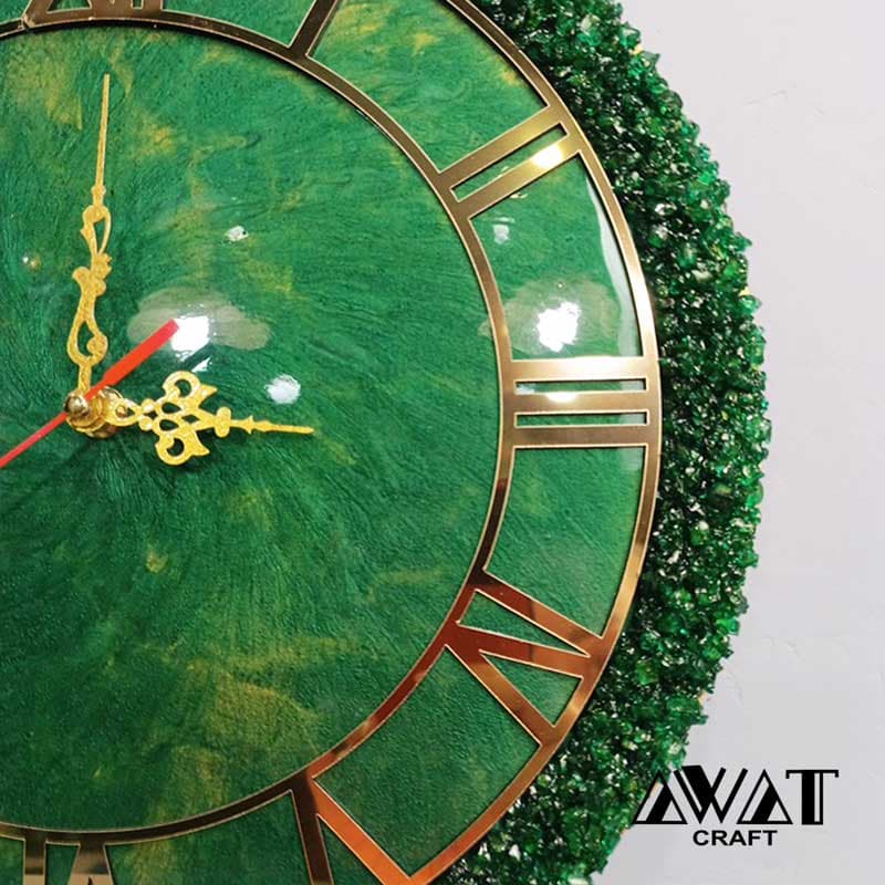 ساعت دیواری رزینی سبز با اعداد رومی — تصویر ۳