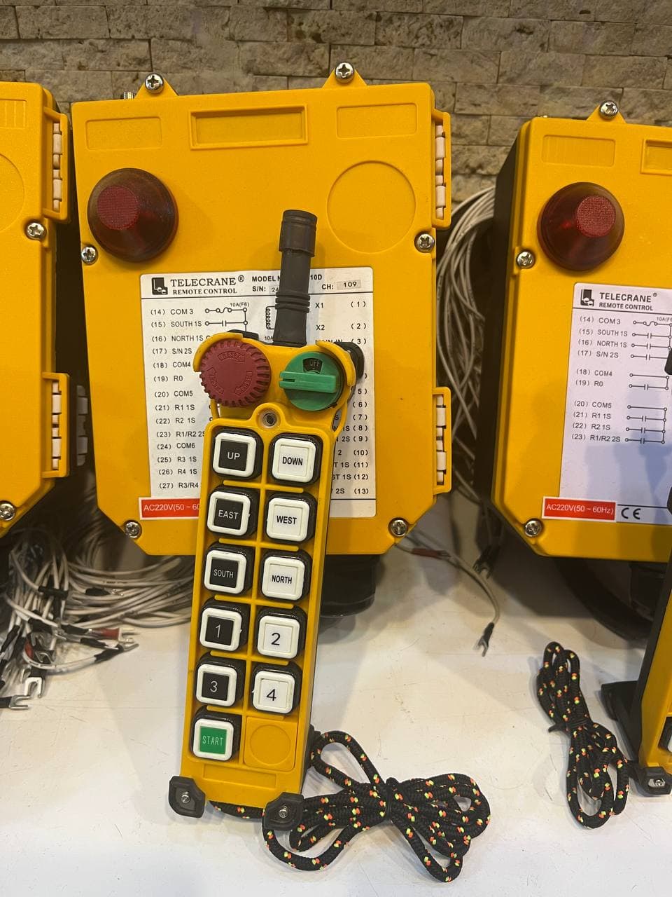 ریموت کنترل جرثقیل برند تله کرین F24-10D — تصویر ۲