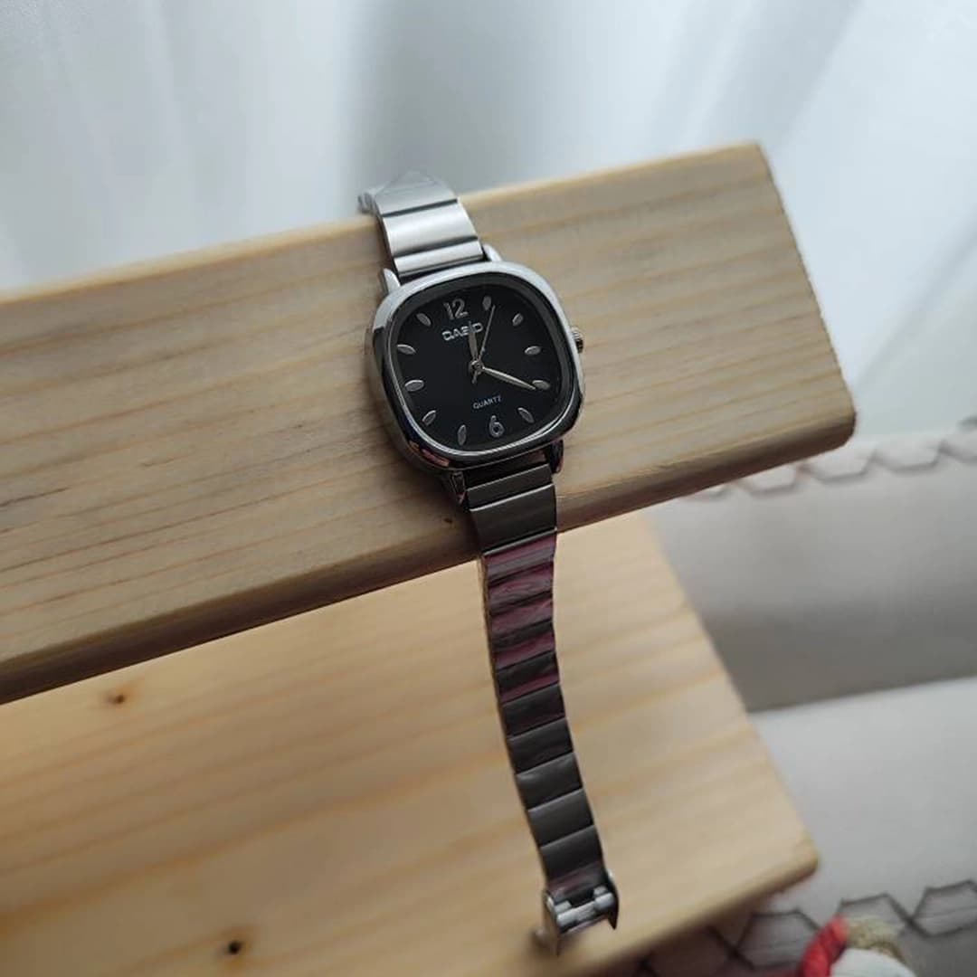 ساعت مچی زنانه کاسیو کلاسیک CASIO صفحه مشکی — تصویر ۲