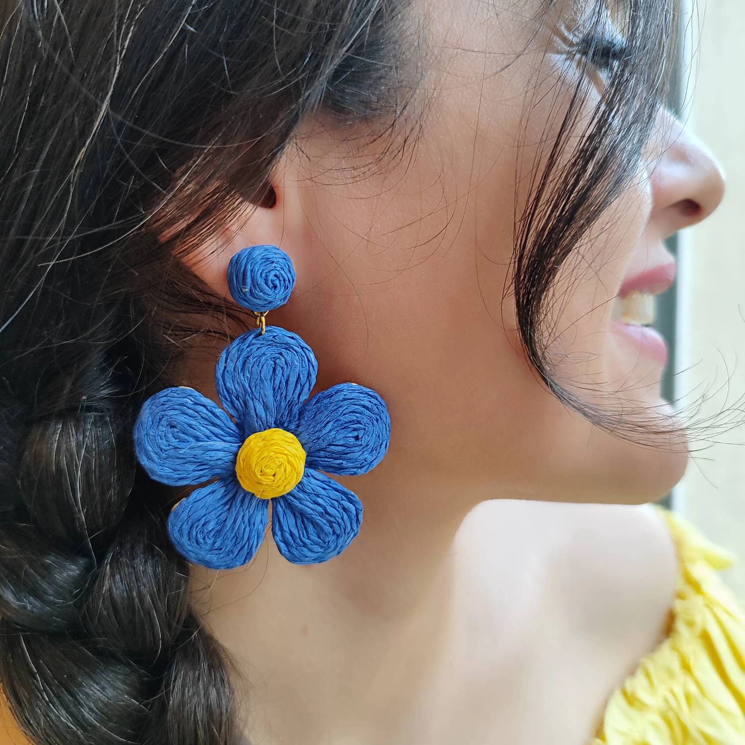 گوشواره حصیری طرح گل رنگ آبی