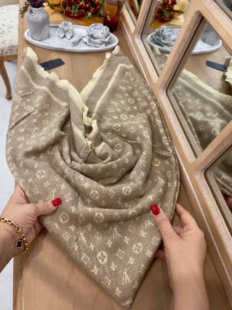 روسری موهر طرح مارک ال وی — تصویر ۲