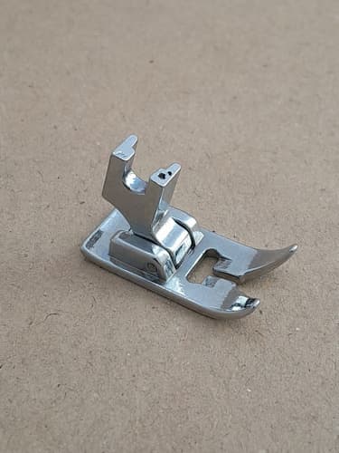پایه دوخت A ( پایه کار ) ساق دار چرخ خانگی ژانومه 672 فلزی — تصویر ۲