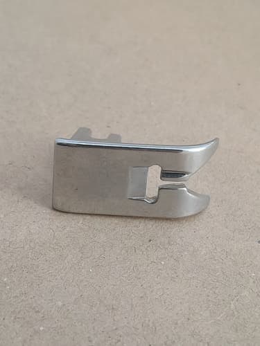 پایه دوخت A ( پایه کار ) ساق دار چرخ خانگی ژانومه 672 فلزی — تصویر ۳