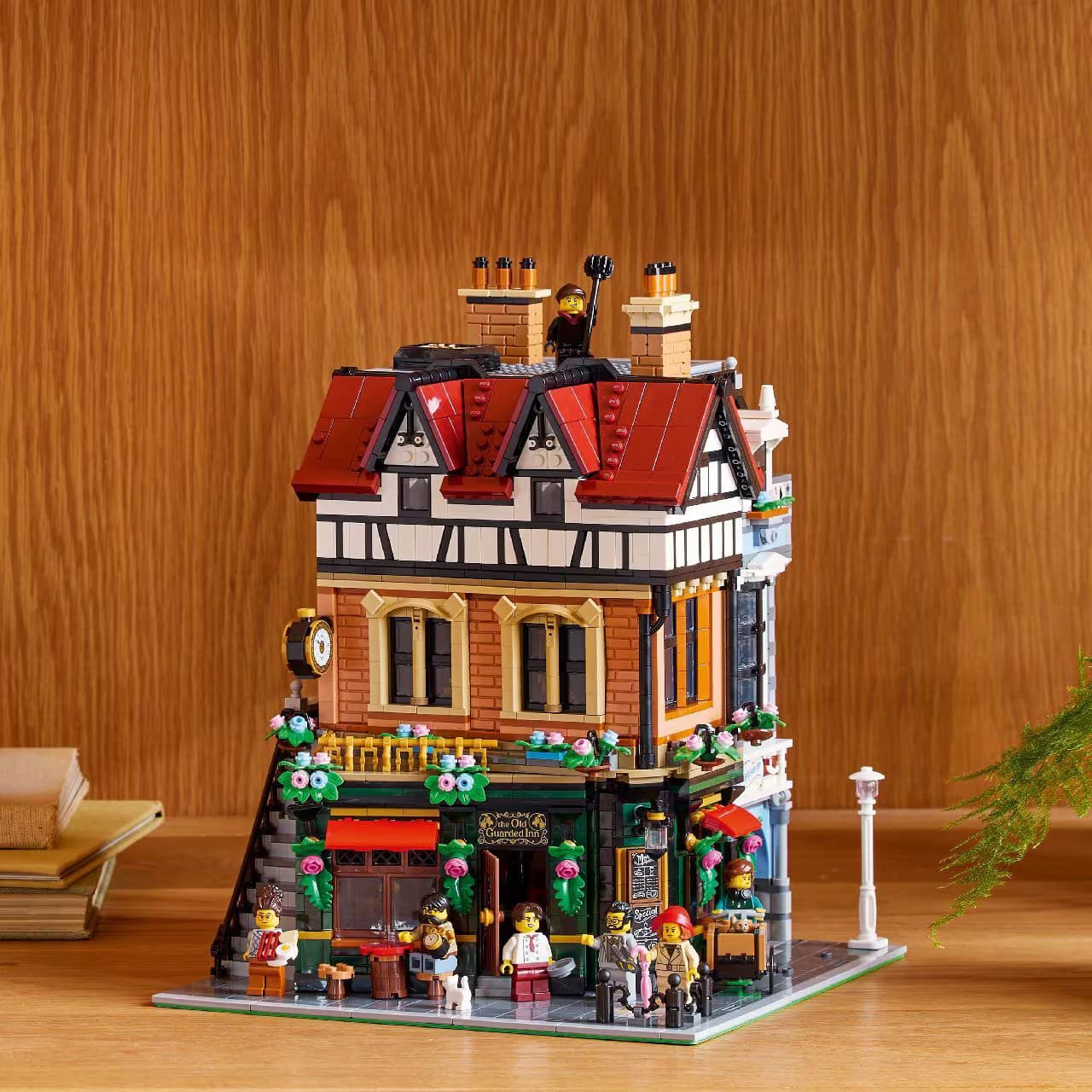 لگو آیکانز Tudor Corner 10350 — تصویر ۱۱