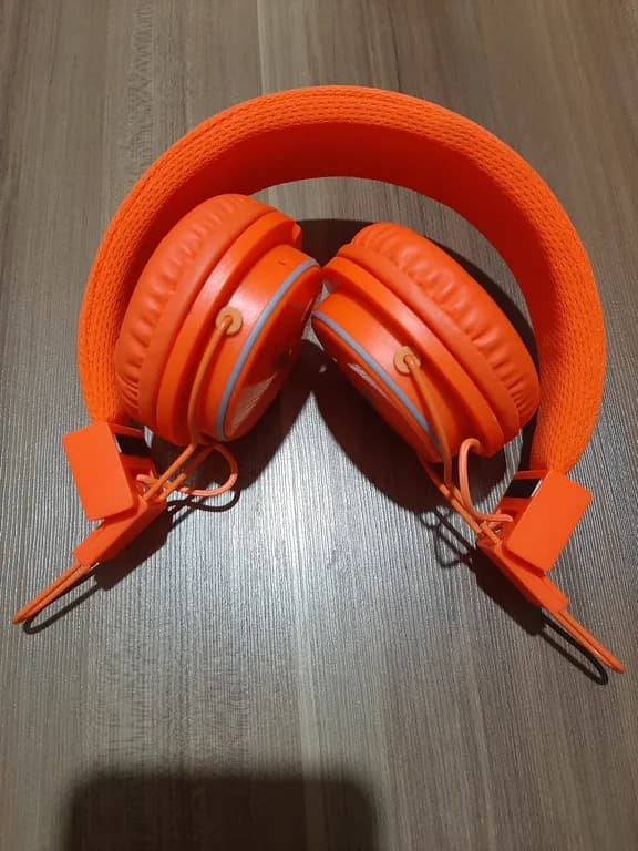 هدفون بلوتوثی نیا مدل Q8-851S بدون قابلیت نویز کنسلینگ، درگاه شارژ Micro USB، دارای کنترل‌کننده صدا و مکالمه کد m23398