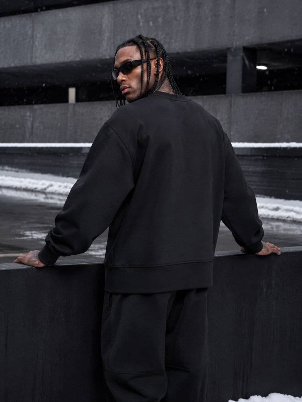 Black Core Oversize Sweatshirt | سویشرت مشکی اورجینال — تصویر ۴