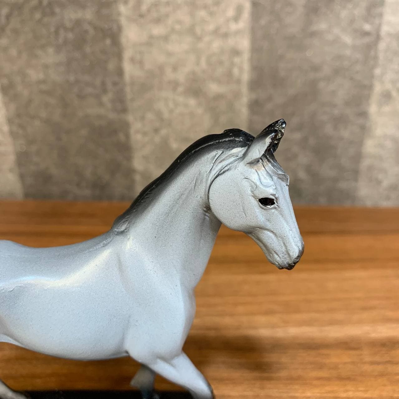 مجسمه اسب طوسی کوچک — تصویر ۲