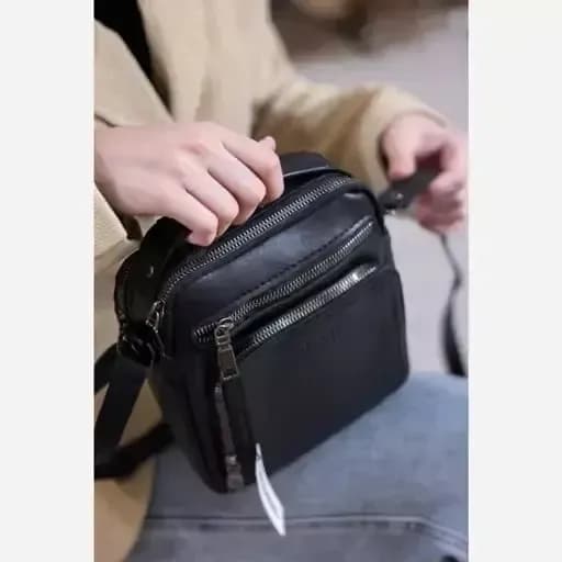 کیف دوشی مردانه جیپ مدل 5 زیپ سایز پاسپورتی رنگ مشکی و عسلی — تصویر ۶