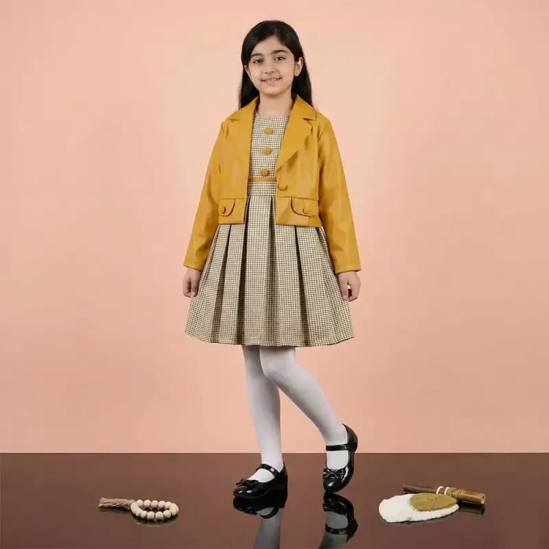 ست کت چرم مصنوعی و سارافون کتان دخترانه رنگ خردلی — تصویر ۶