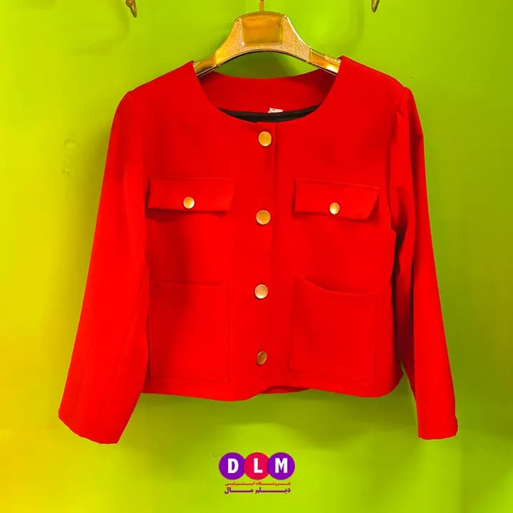 کت کوتاه زنانه قرمز با جیب‌های فِلپ و دکمه طلایی (مدل ژاکت مجلسی و اسپرت) — تصویر ۴