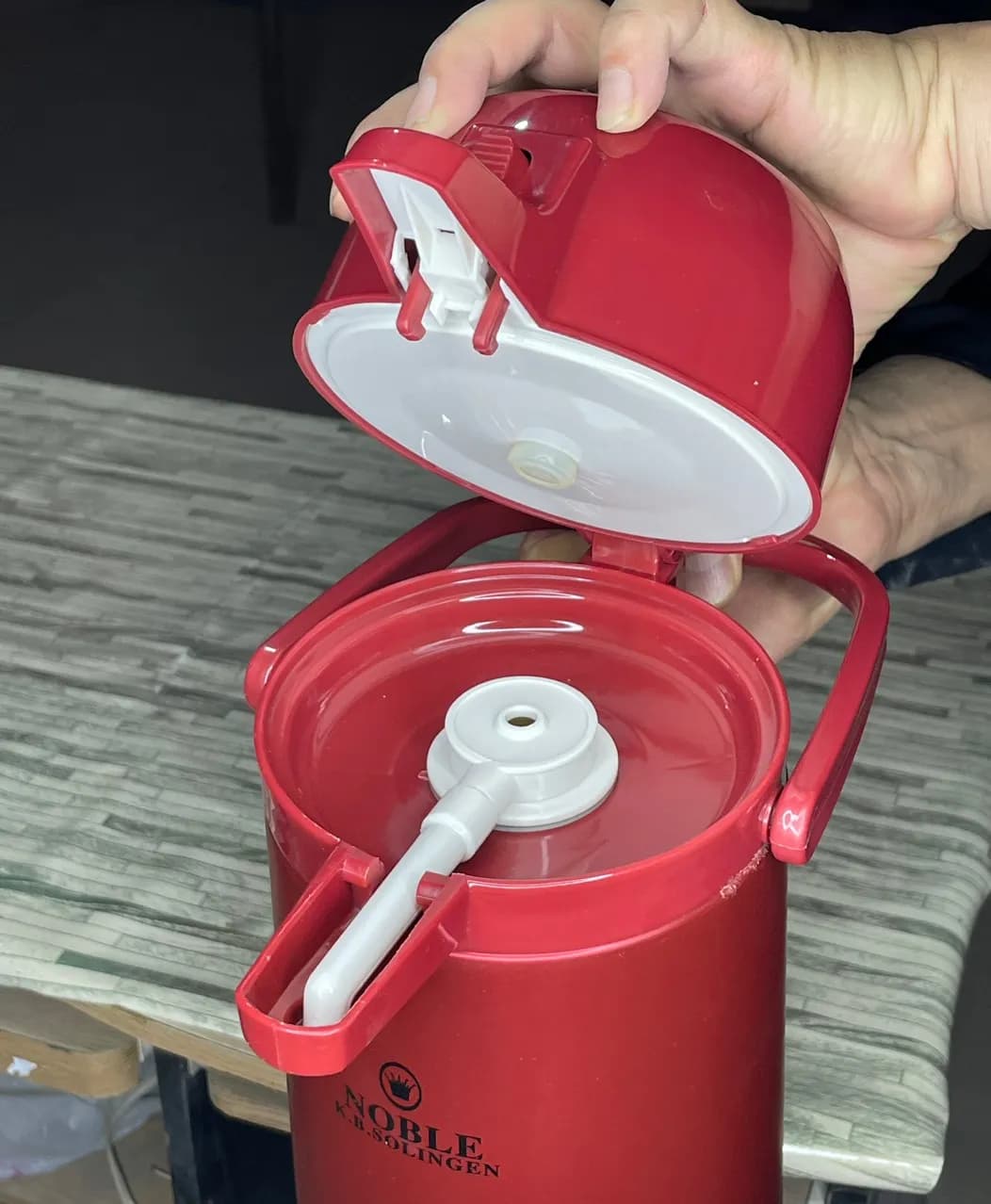 فلاسک پمپی 2/5 لیتر رنگی داخل شیشه نوبل کینگ — تصویر ۹