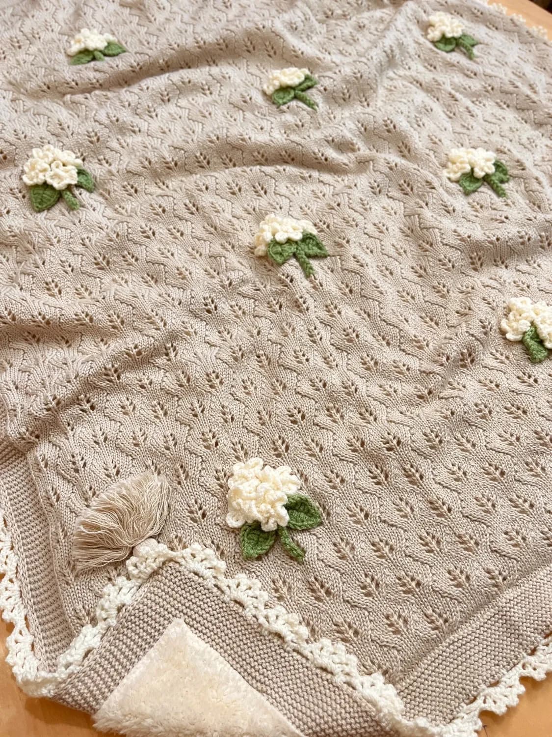 4074-پتو دسته گل خزدار کرم — تصویر ۵