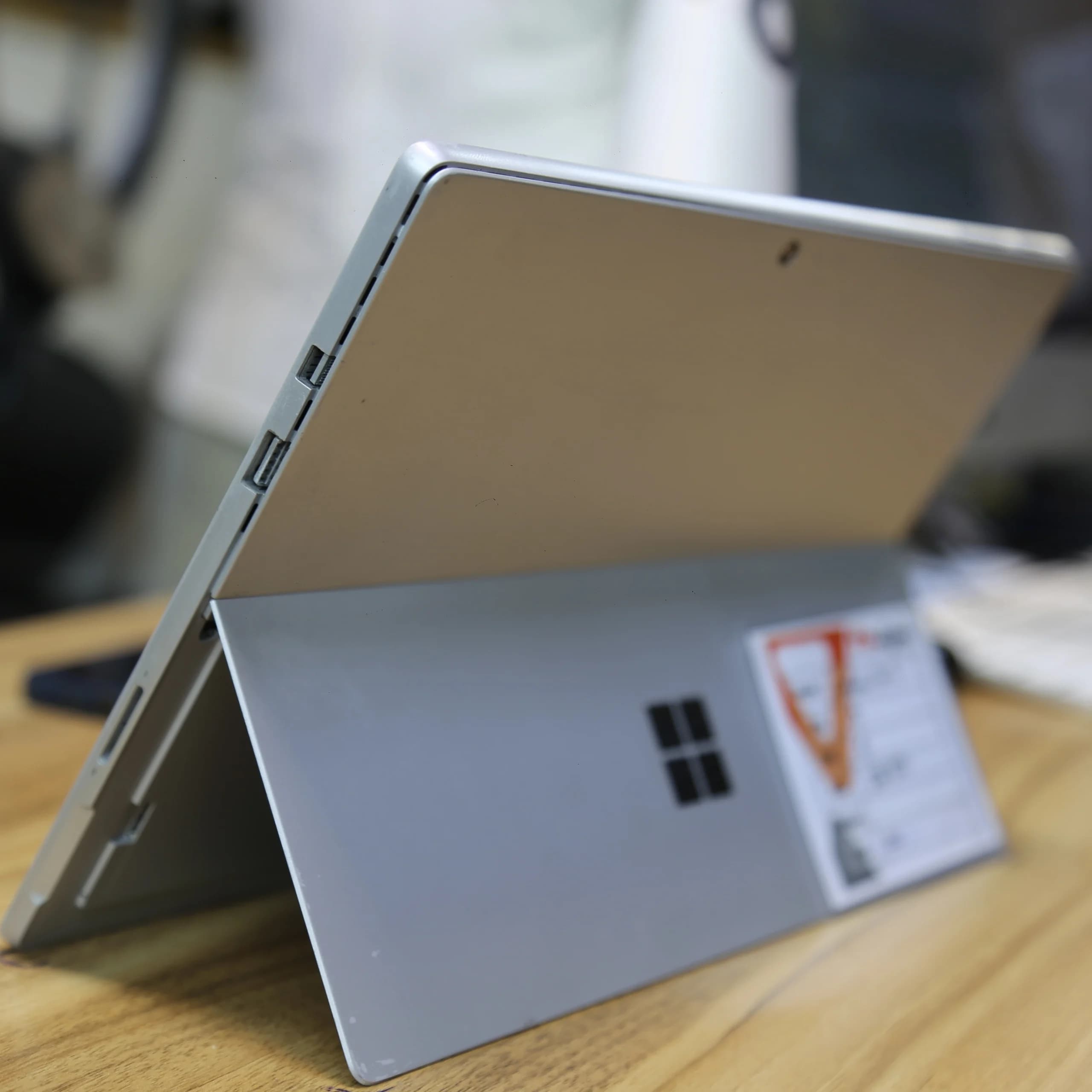 تبلت استوک مایکروسافت سرفیس پرو ۵ مدل Surface Pro 5 – Core i5 -8/256GB- بیزینس- رنگ پلاتینی (LTE سیمکارت‌خور) — تصویر ۷