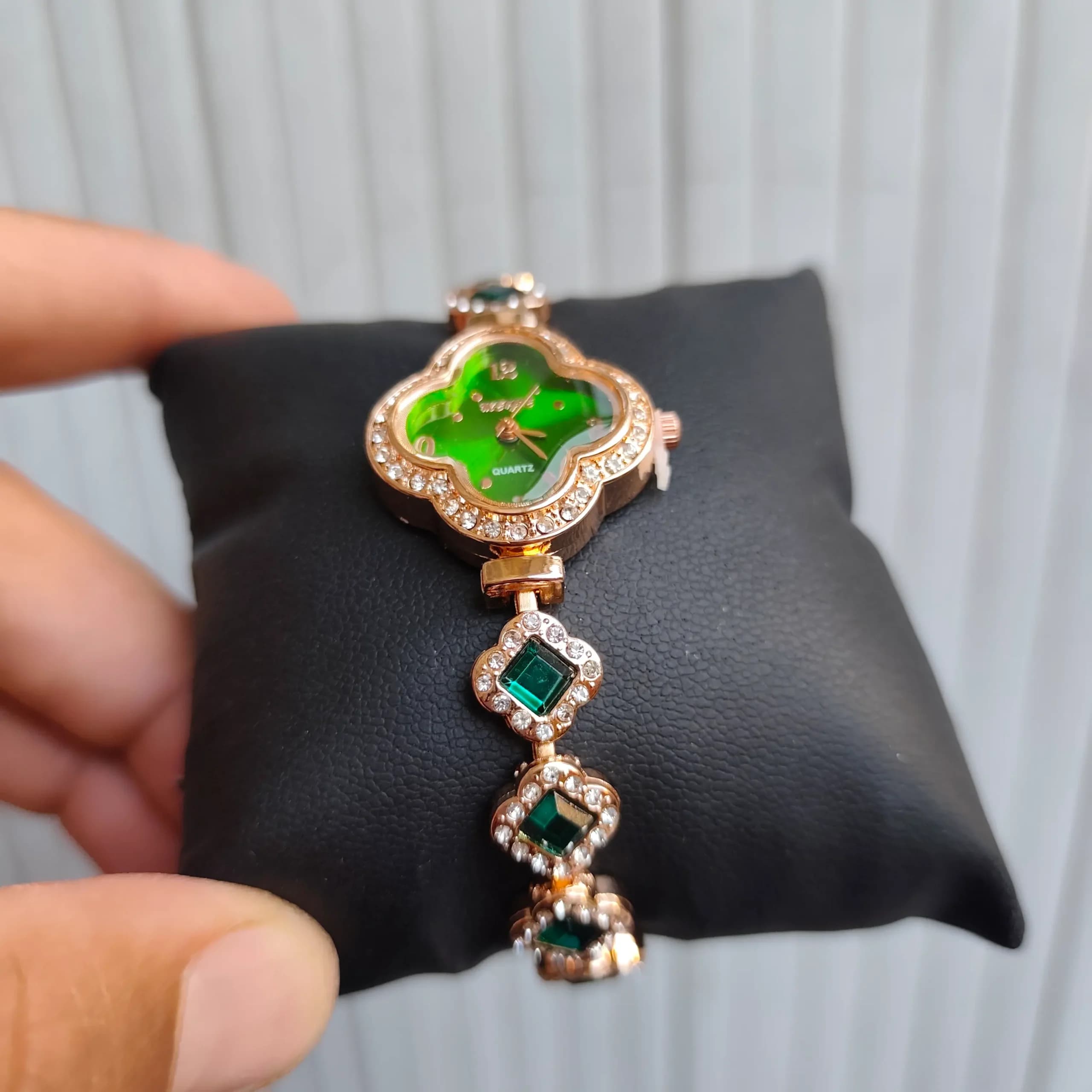 ساعت مچی زنانه نگین دار بند طلایی صفحه سبز — تصویر ۳