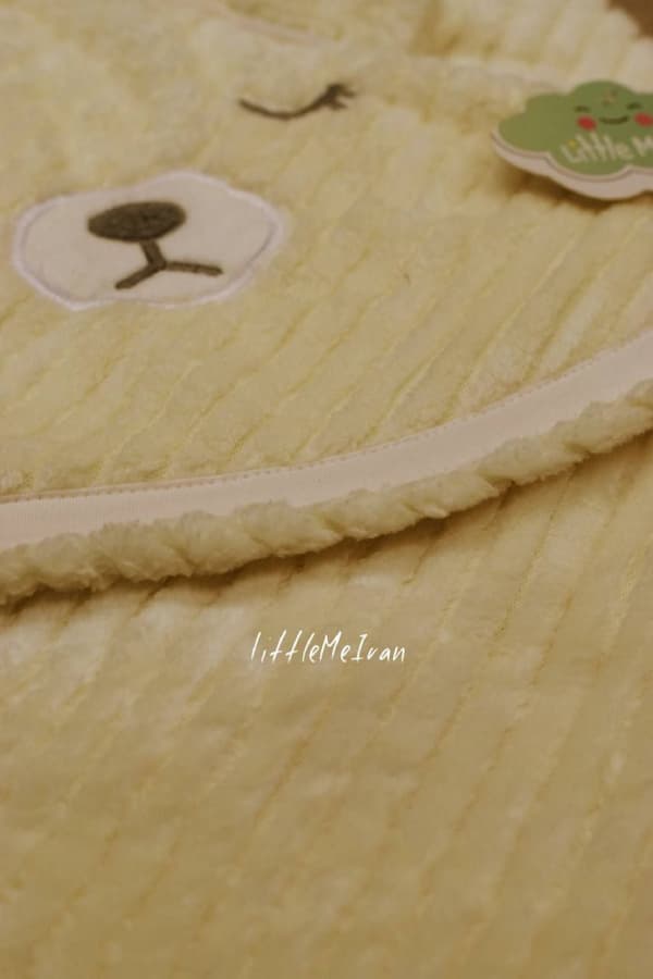 پتو دور پیچ کلاه دار مخمل کبریتی little me طرح خرس خوابالو — تصویر ۳