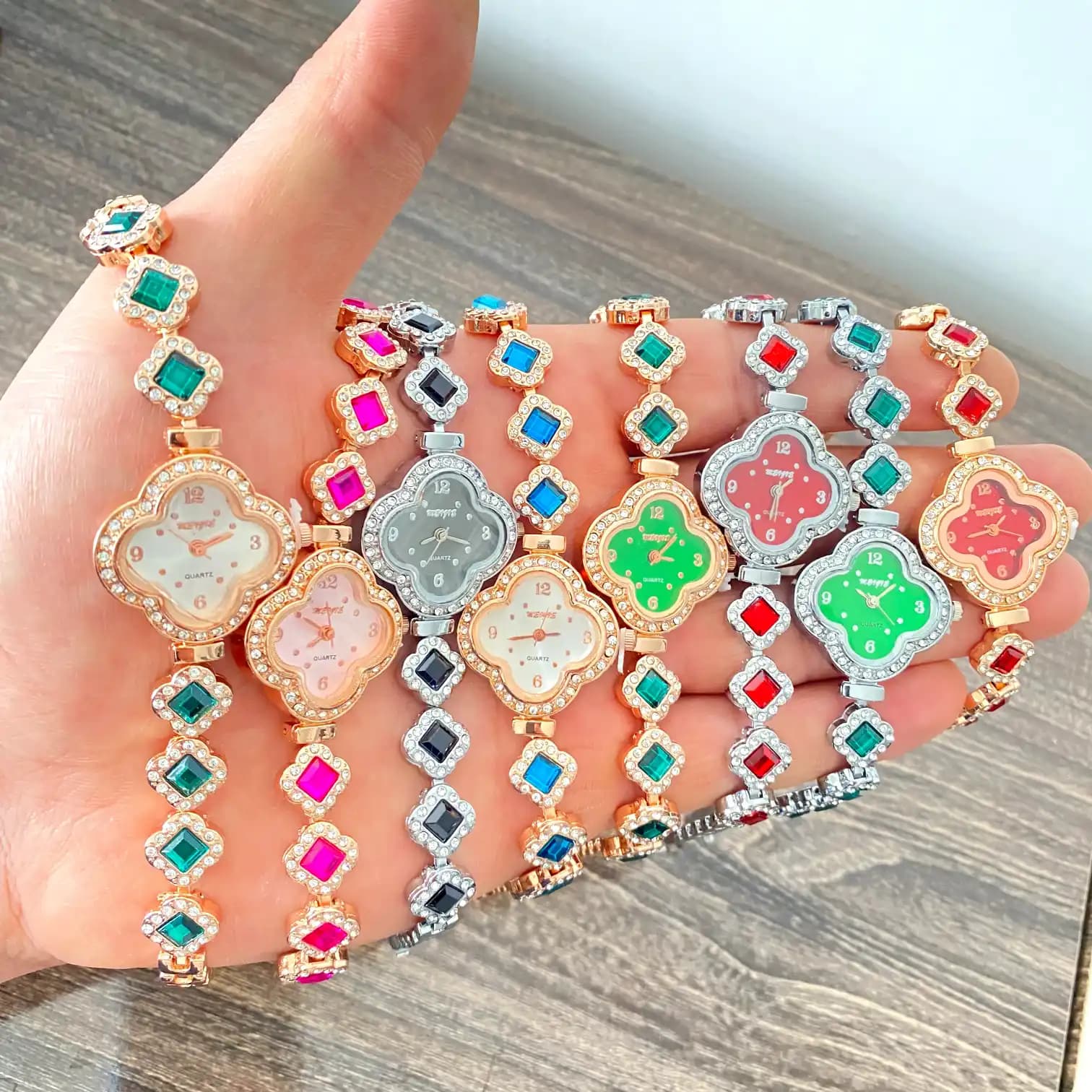 ساعت مچی زنانه نگین دار مجلسی، شیک و مینیمال