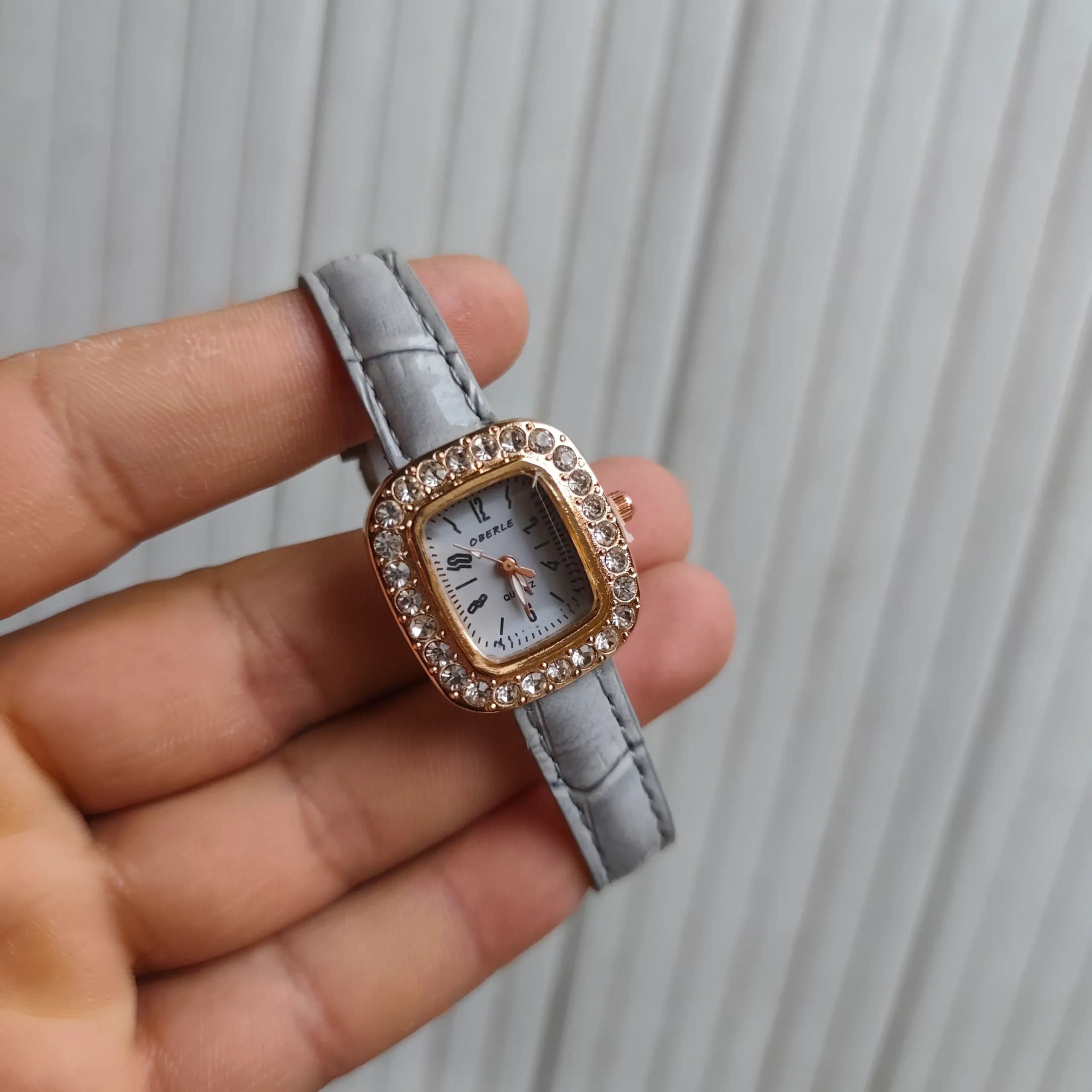 ساعت مچی نگین دار دخترانه طوسی — تصویر ۴