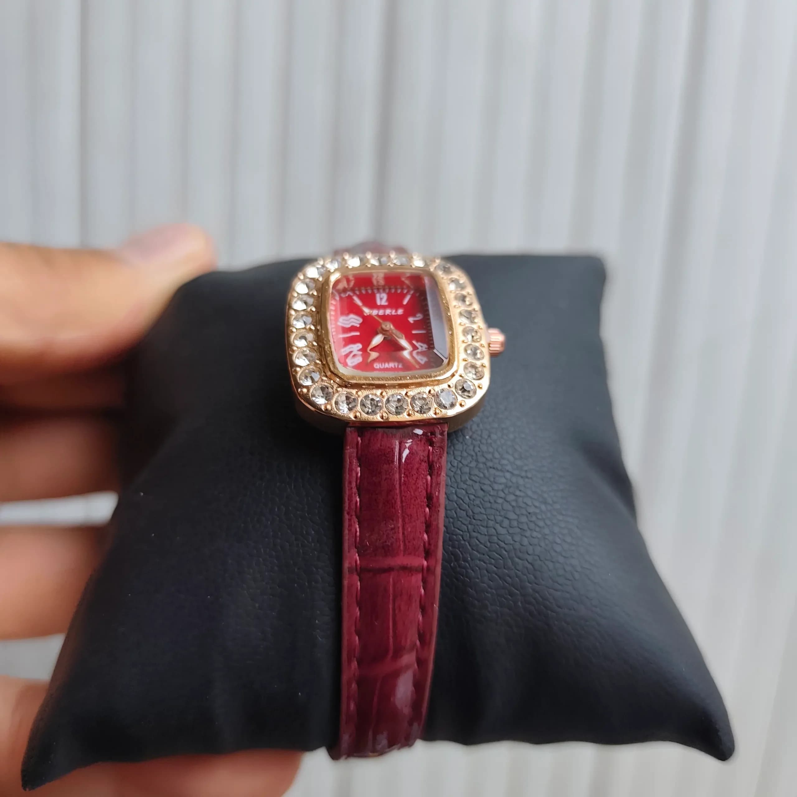 ساعت مچی نگین دار دخترانه قرمز — تصویر ۳