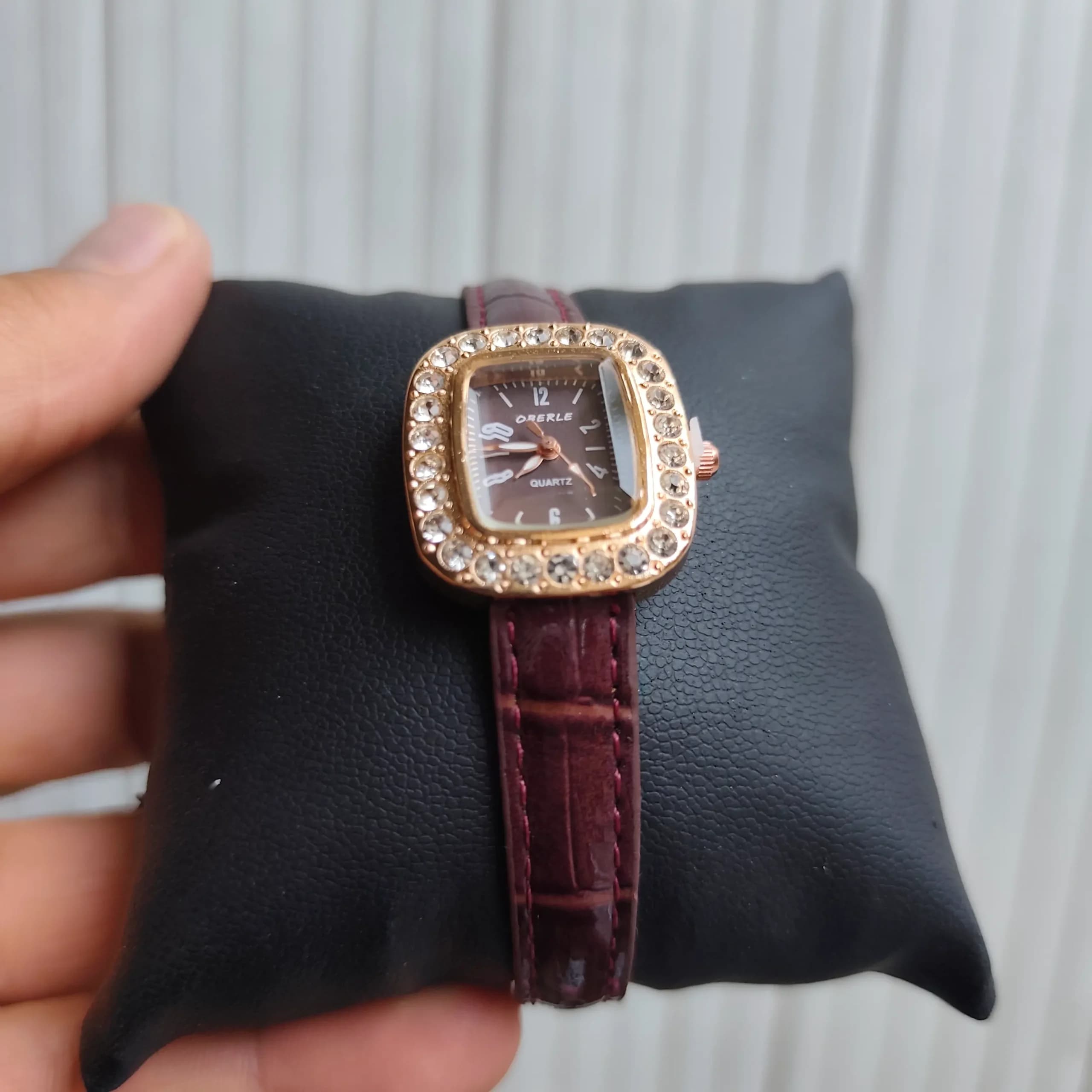ساعت مچی نگین دار دخترانه قهوه ای — تصویر ۳