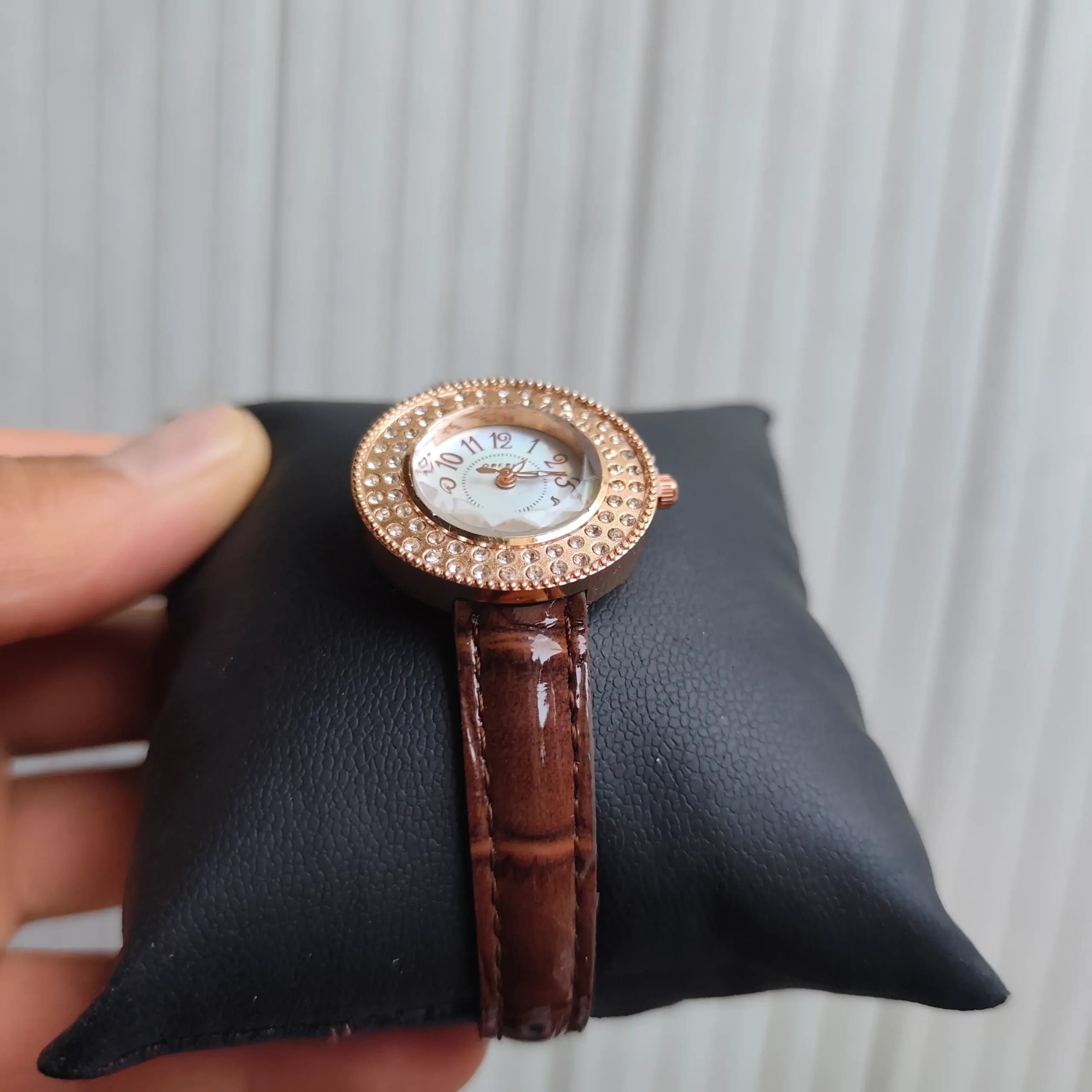 ساعت مچی نگین دار اوبرلی دخترانه قهوه ای — تصویر ۳