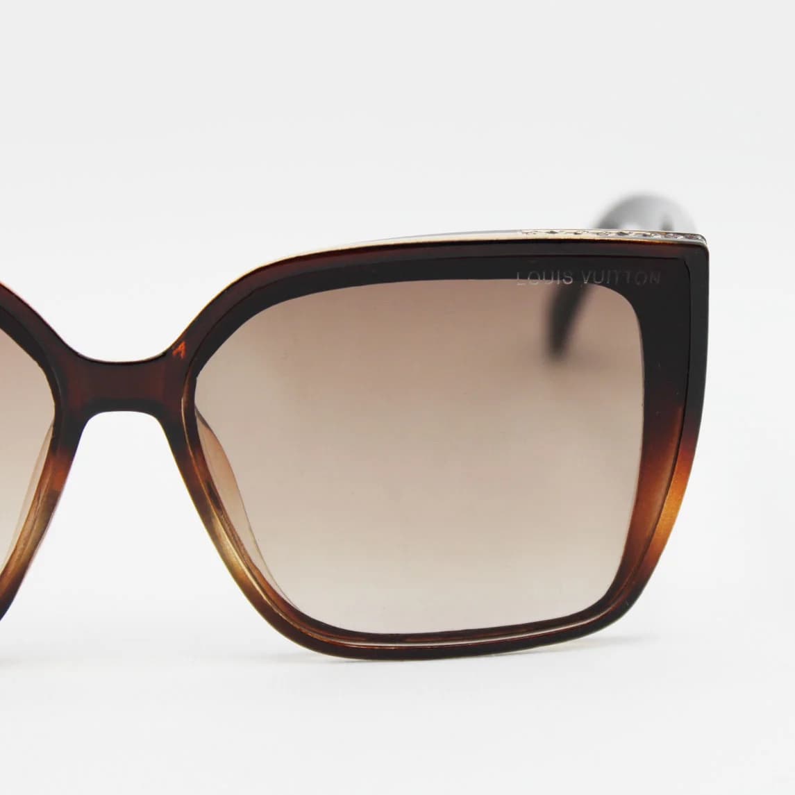 عینک آفتابی زنانه لویی ویتون (Louis Vuitton) مدل 5841 — تصویر ۲