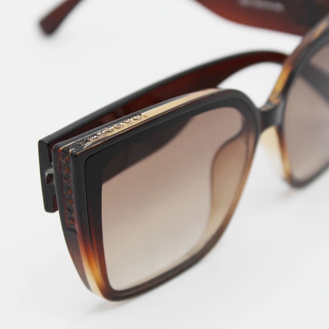 عینک آفتابی زنانه لویی ویتون (Louis Vuitton) مدل 5841 — تصویر ۵