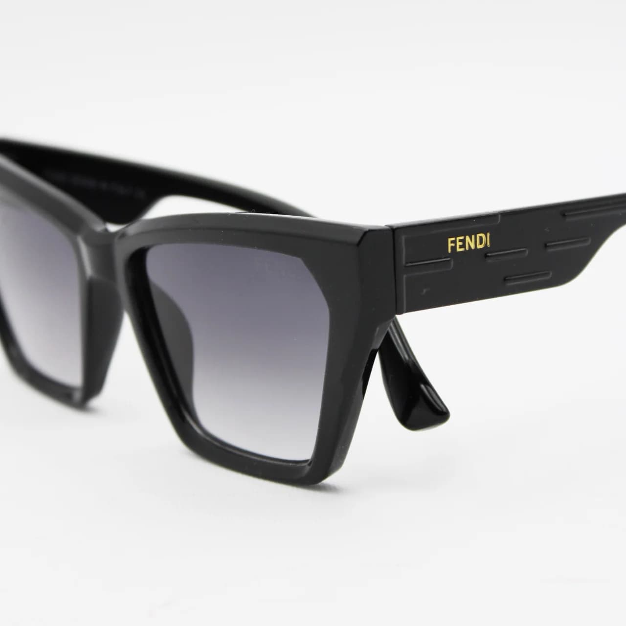 عینک آفتابی زنانه فندی (Fendi) 6001 — تصویر ۳