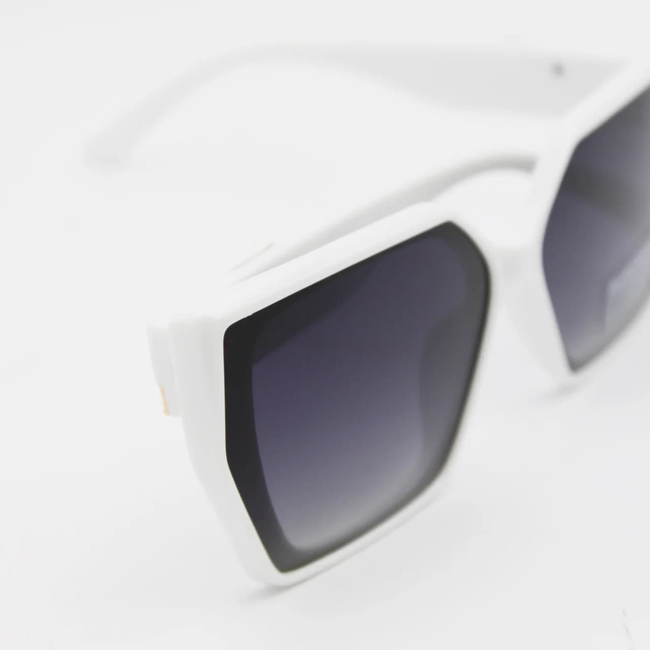 عینک آفتابی زنانه گوچی (Gucci) مدل 8943 — تصویر ۳