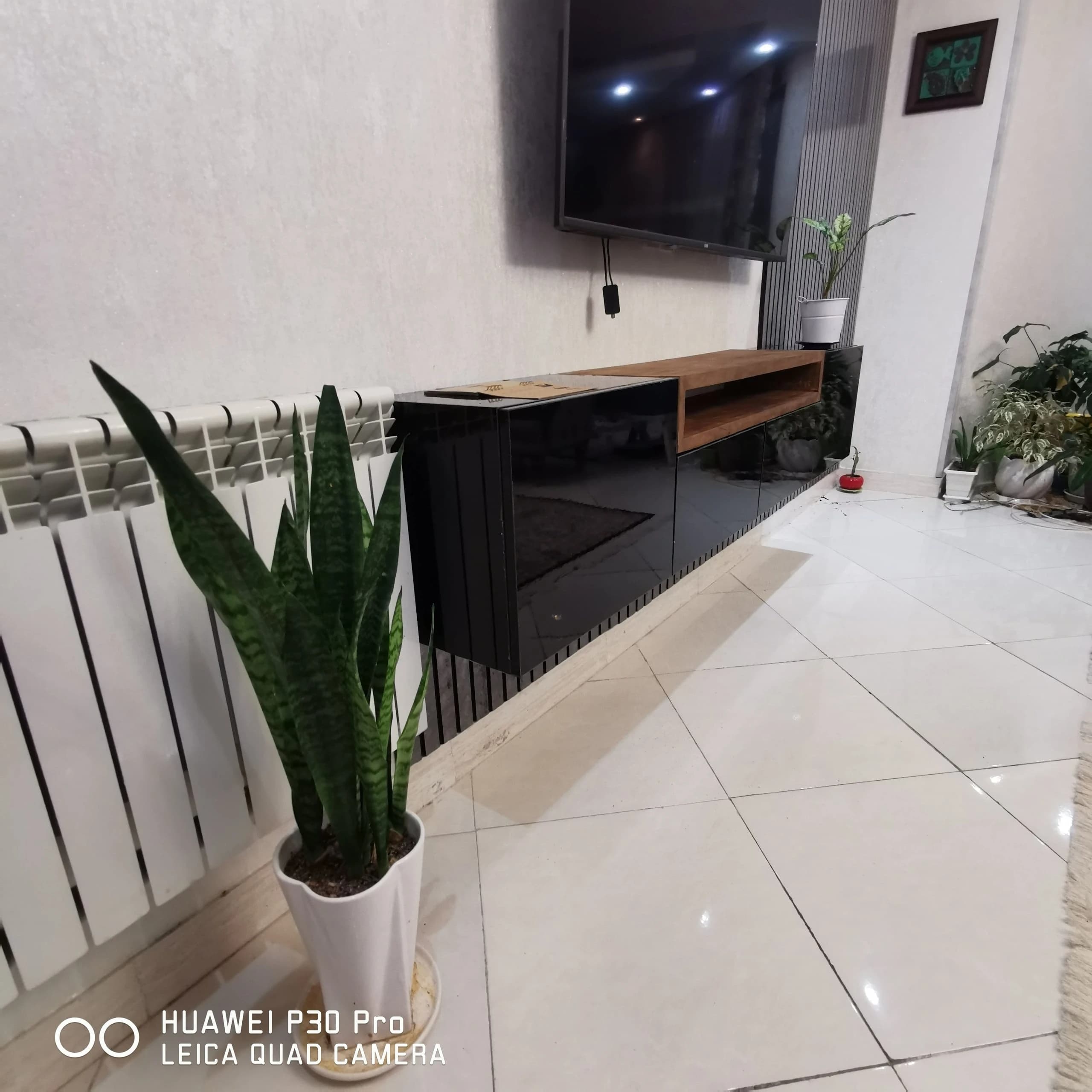 میز تلویزیون دیواری هایگلاس مشکی کد e1 — تصویر ۱۱