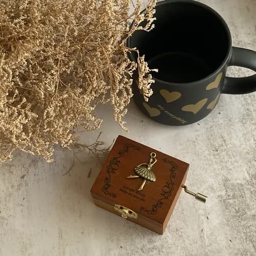 جعبه موزیکال چوبی هندلی کلاسیک- آهنگ بیکلام تولد مبارک – در 10 طرح قابل انتخاب — تصویر ۳