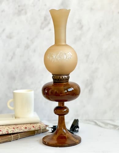 چراغ گردسوز چوبی پایه خراطی – یک دکوری زیبا و نوستالژیک