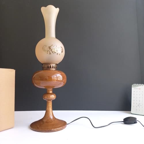 چراغ گردسوز چوبی پایه خراطی – یک دکوری زیبا و نوستالژیک — تصویر ۲