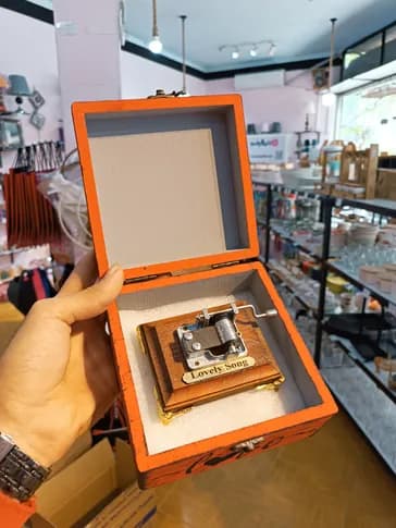 جعبه موزیکال هندلی با جعبه چوبی کادویی – یک هدیه جاودان — تصویر ۳