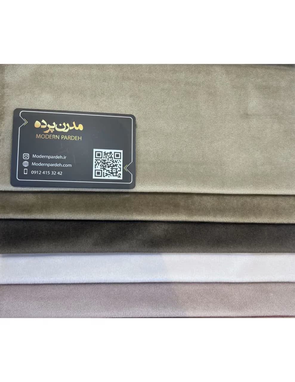 پرده مینیمال ترکیب حریر و مخمل نسکافه ای شتری کد 34 — تصویر ۲