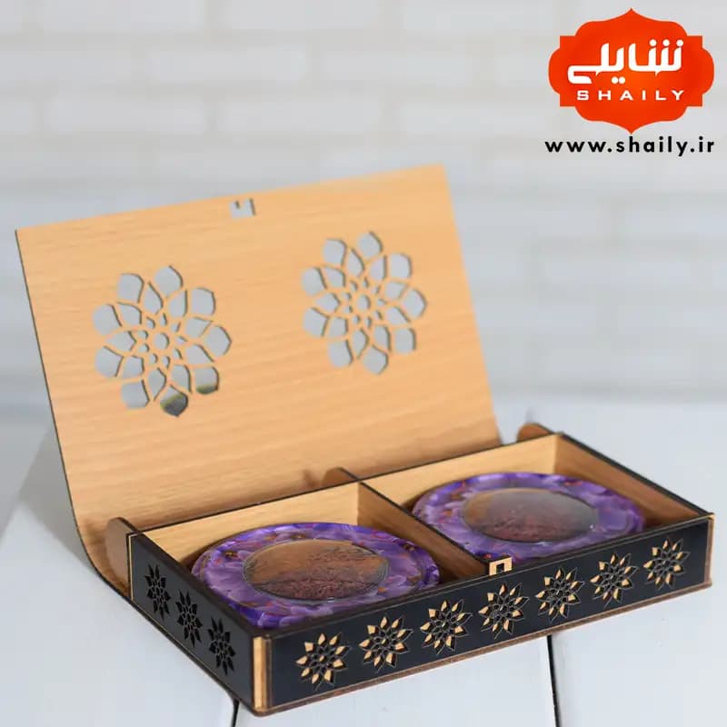 پک کادویی چوبی حاوی دو مثقال زعفران ارگانیک قائنات