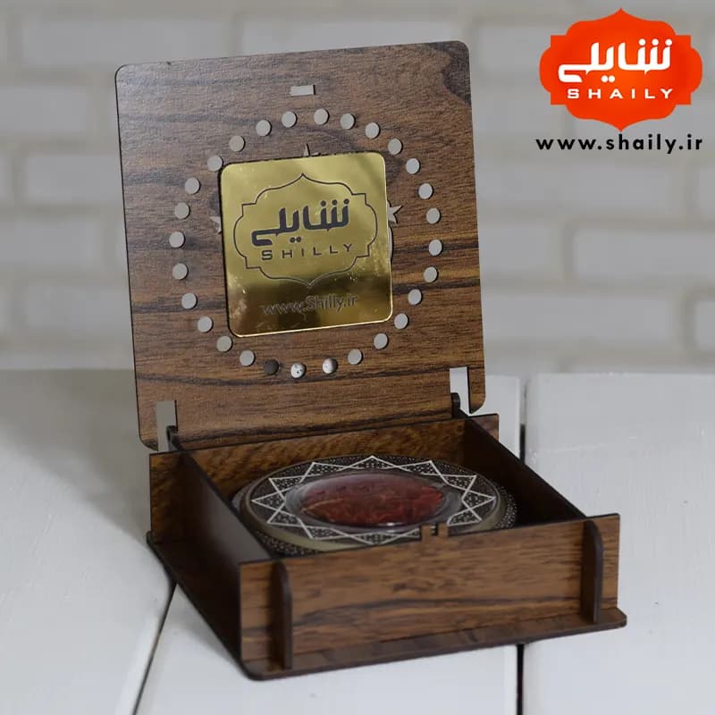 پک کادویی چوبی حاوی نیم مثقال زعفران ارگانیک قائنات