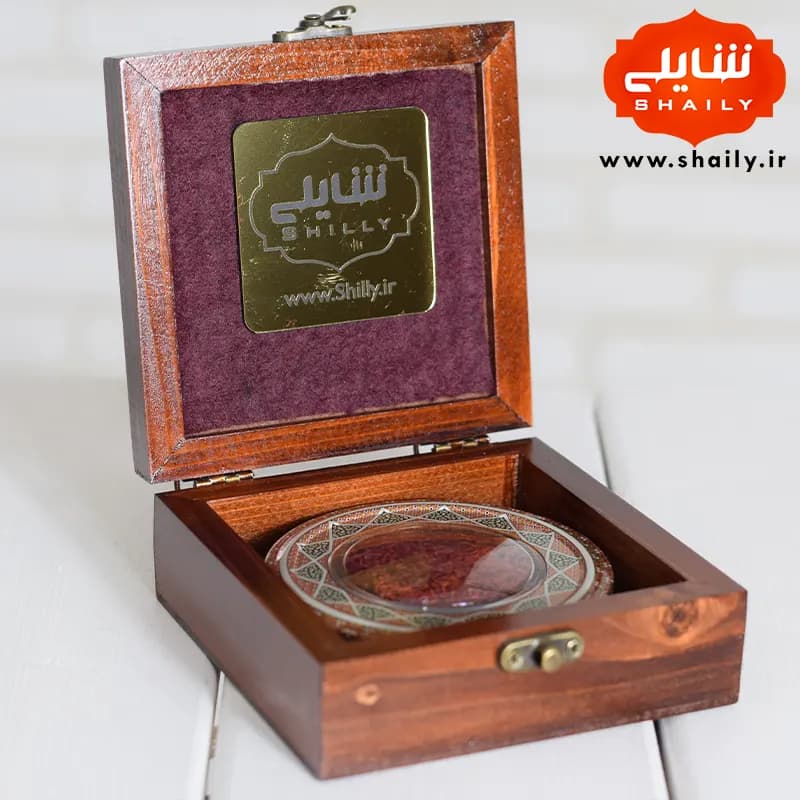پک کادویی چوبی طرح مینیاتور حاوی یک مثقال زعفران ارگانیک قائنات